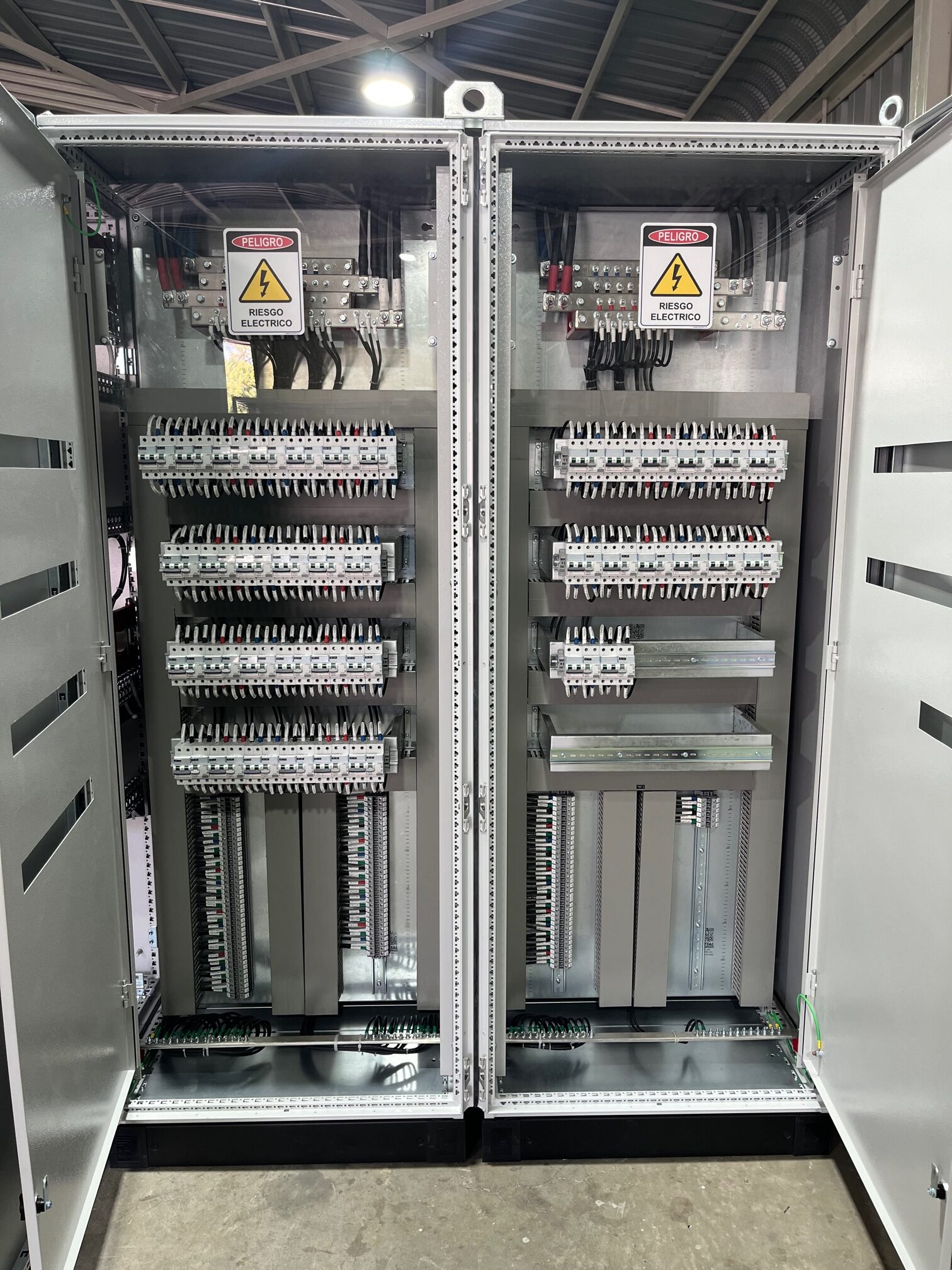 Interior de un tablero eléctrico