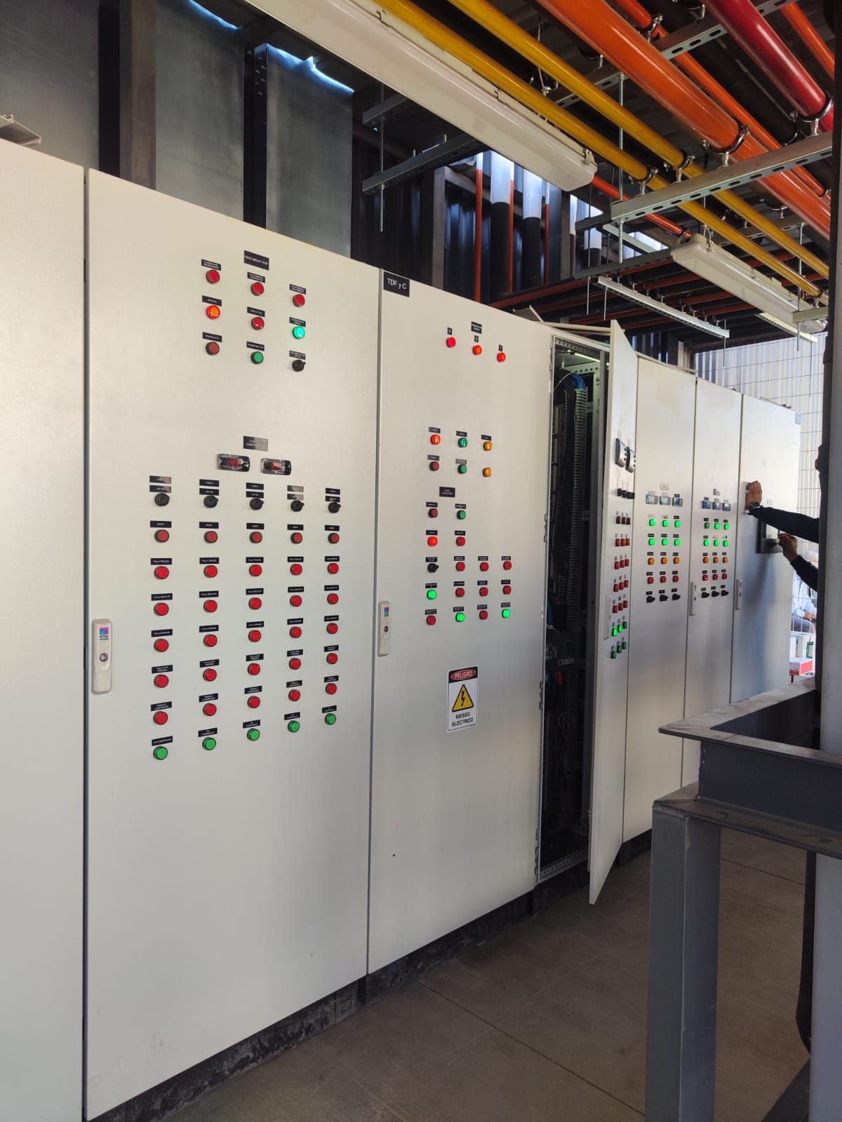 Tableros eléctricos de control en instalación