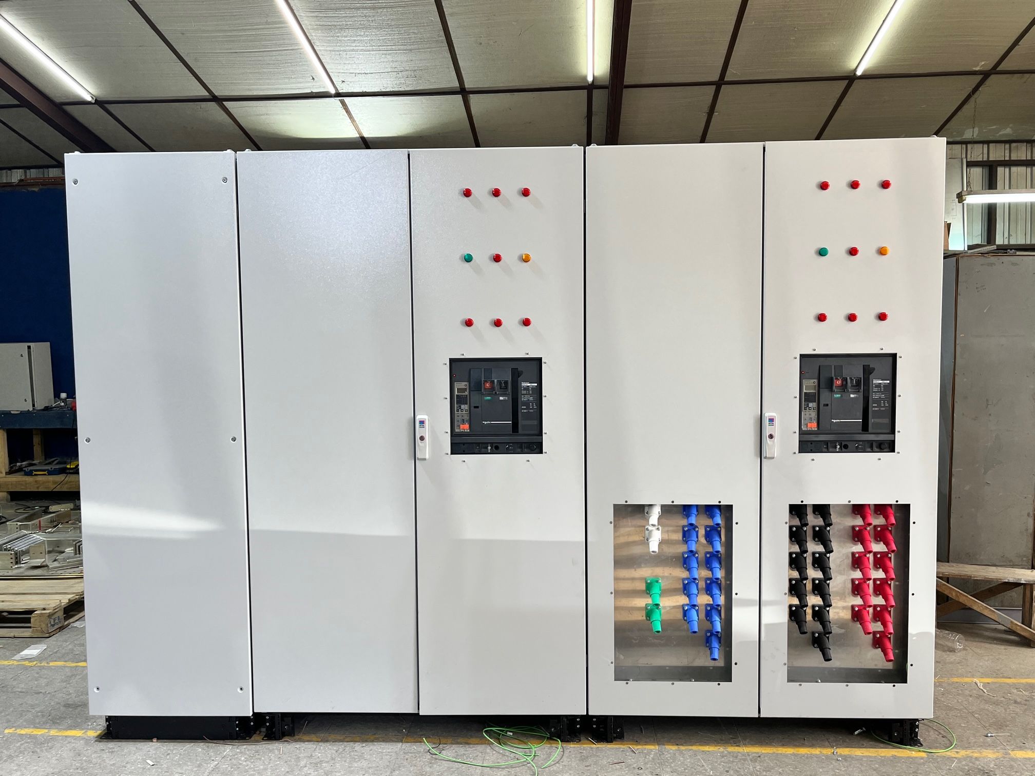 Tablero eléctrico terminado con puertas cerradas