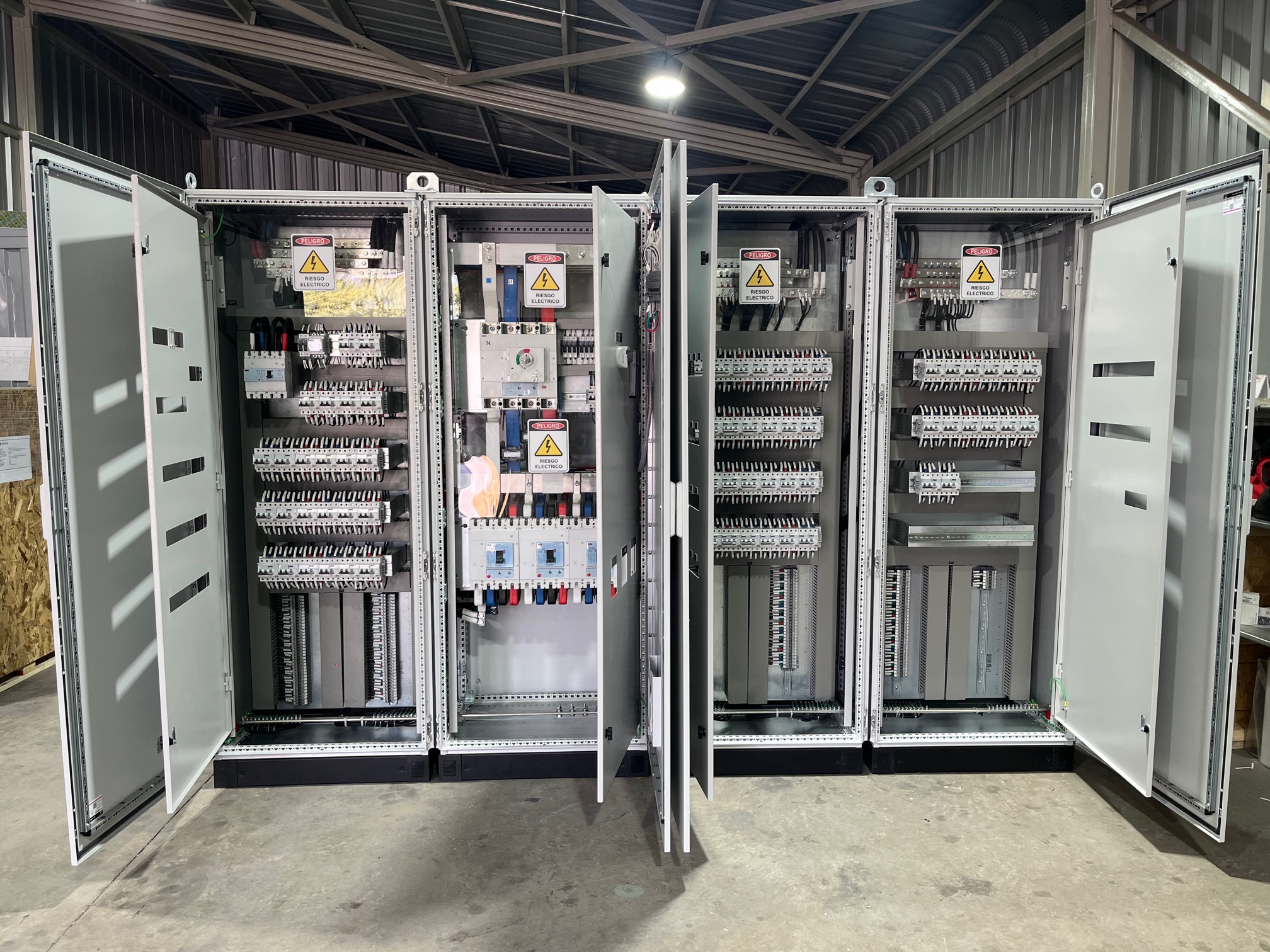 Interior de tableros eléctricos con puertas abiertas